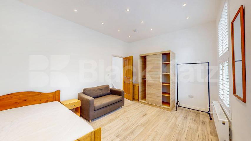 Elegant & Expansive Six Bed 4 Bath Residence with Private Garden in Holloway Mayton Street, Holloway